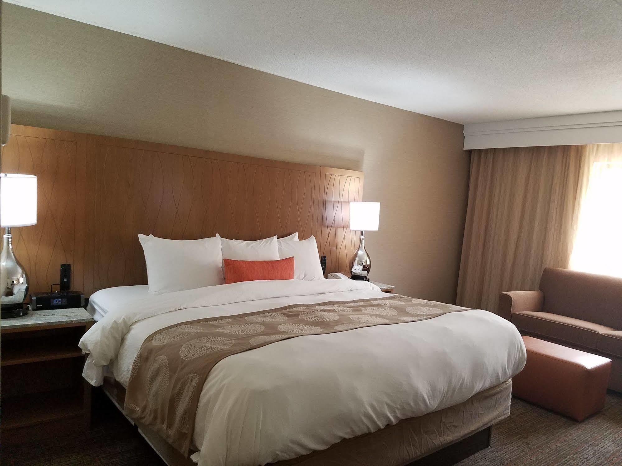Radisson Hotel Detroit-Фармінґтон-Гіллс Екстер'єр фото