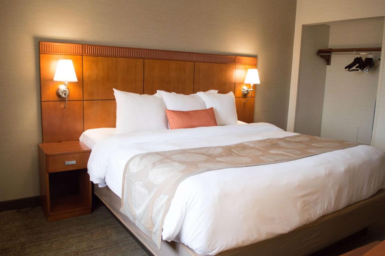 Radisson Hotel Detroit-Фармінґтон-Гіллс Екстер'єр фото